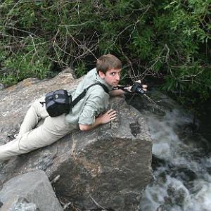 环境学系学生在岩石上拍照